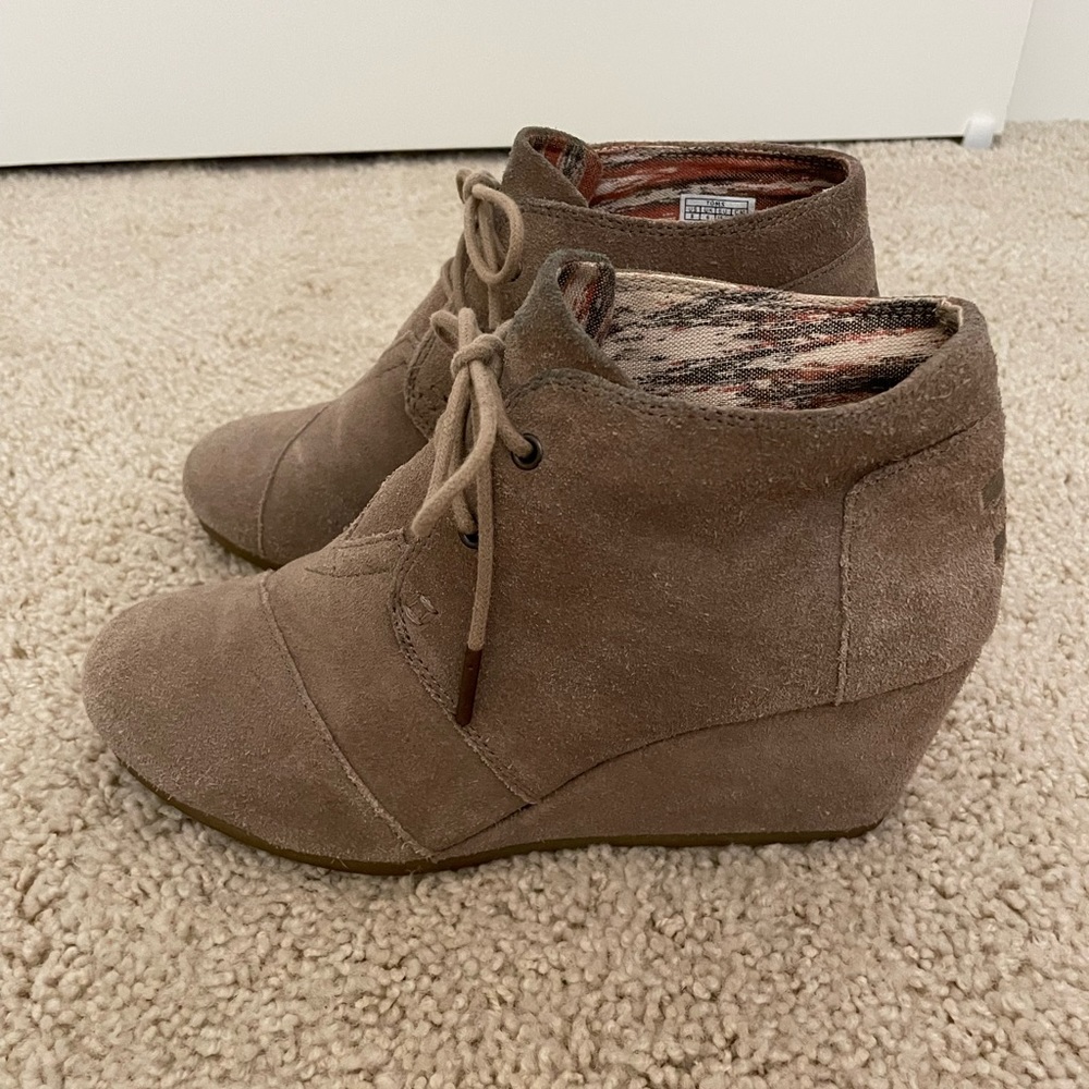 Toms tan suede platform ankle boot in size 8